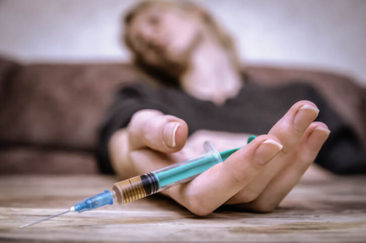 Conheça o que é a dependência de drogas